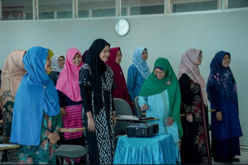 Doc Wiwit Musaadah Kepala eksekuif LPL (Baju Hitam)